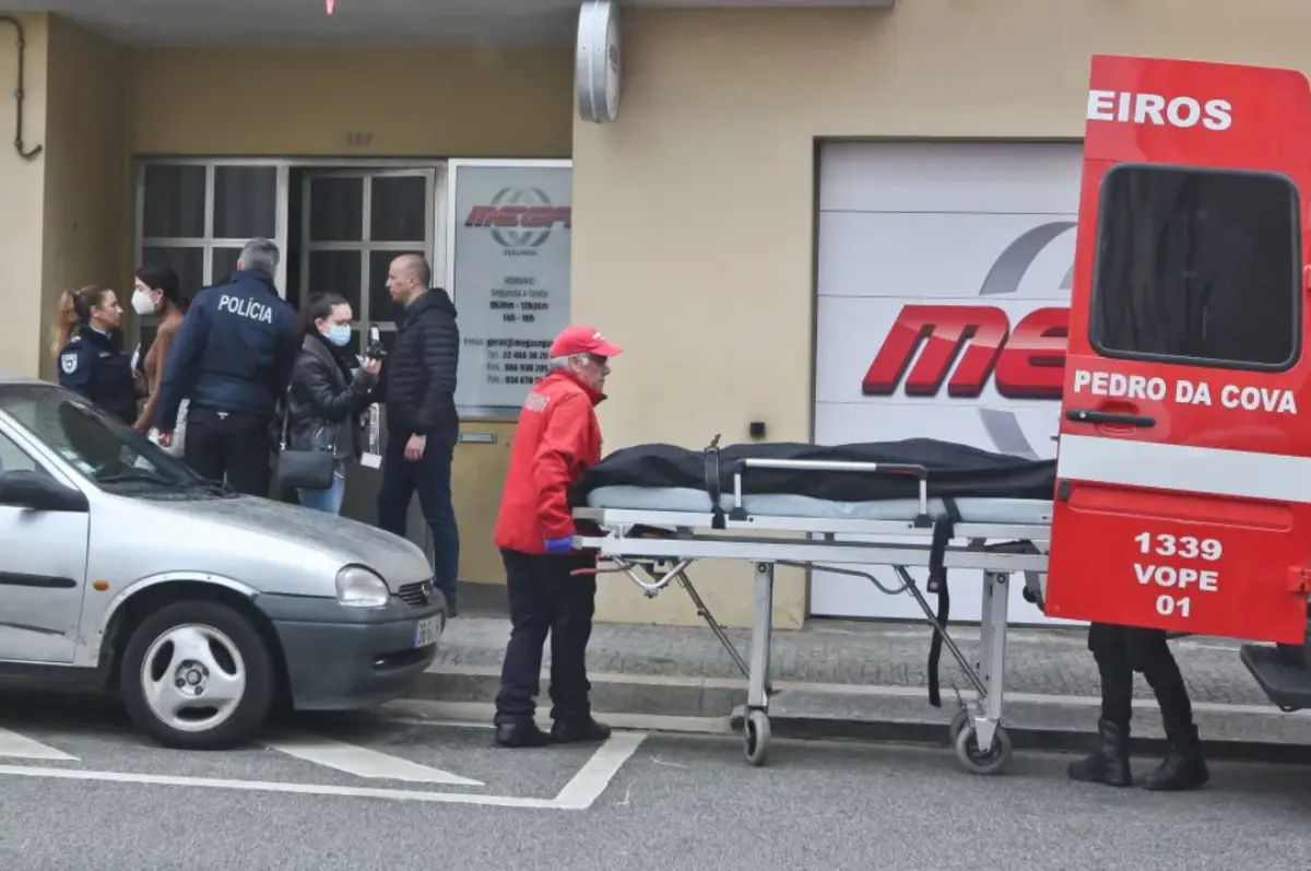 Arguido esfaqueou mulher em agência de seguros