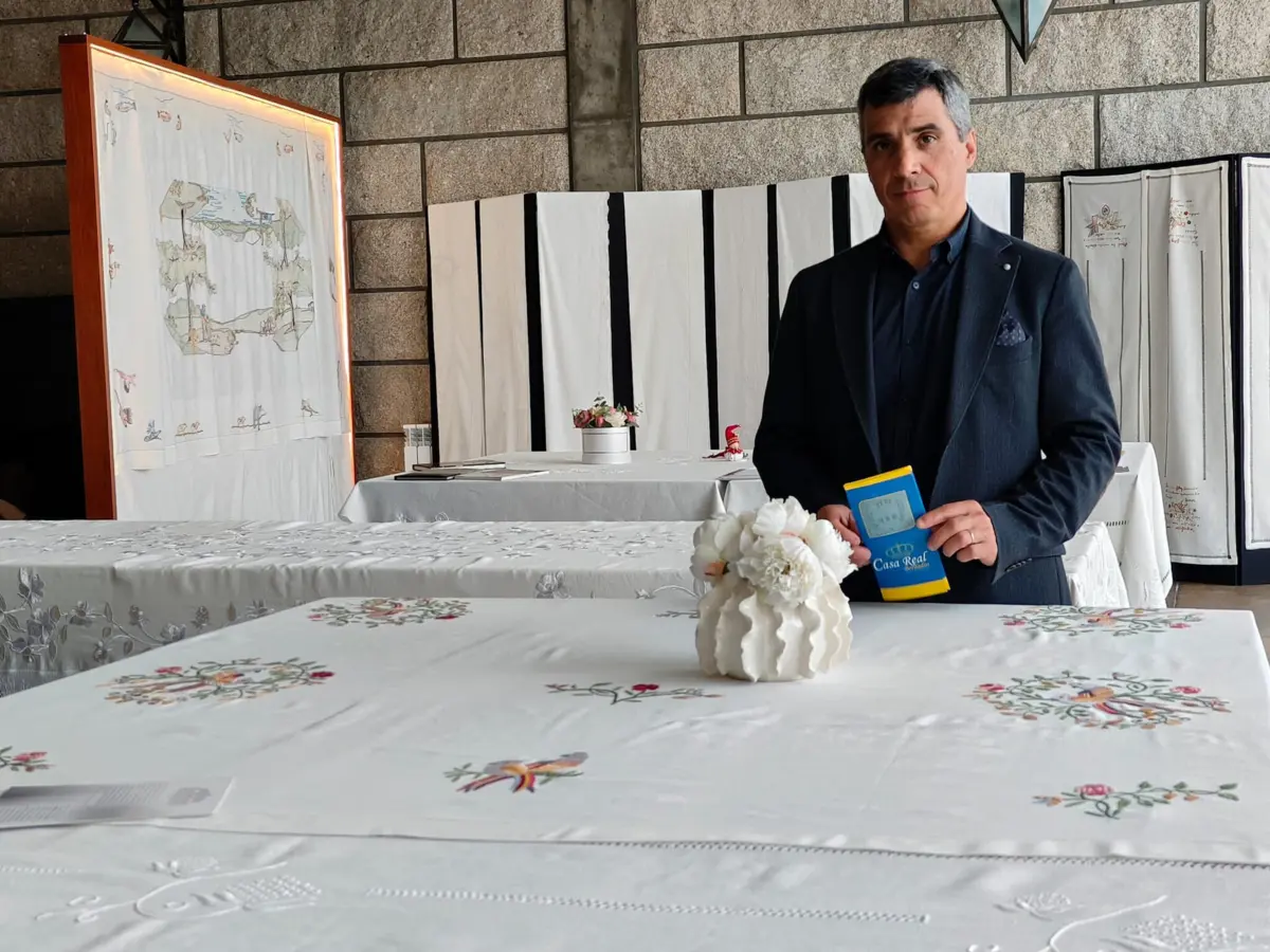 Felisberto Carvalho desenha os motivos dos bordados