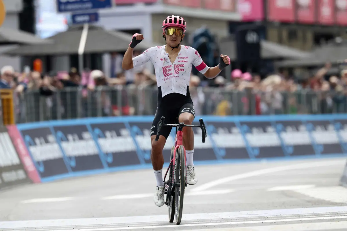 Richard Carapaz festeja o triunfo na 11.ª etapa do Giro