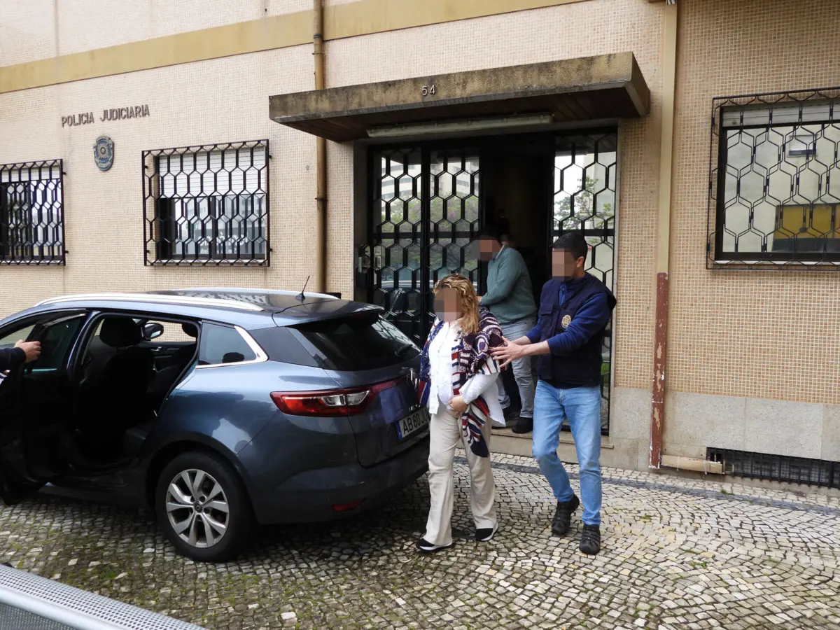 Os suspeitos à saída da Polícia Judiciária de Braga