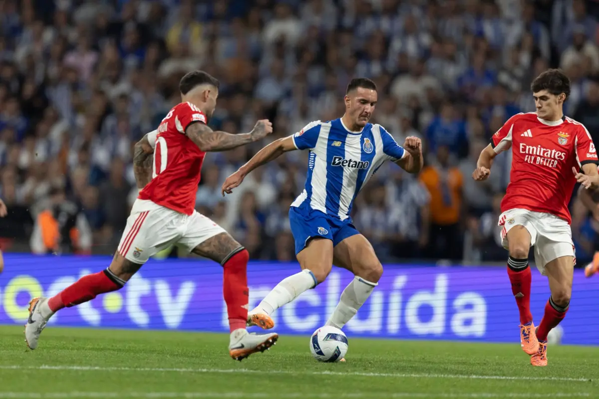 Deniz Gul entre Otamendi e António Silva no último F. C. Porto-Benfica