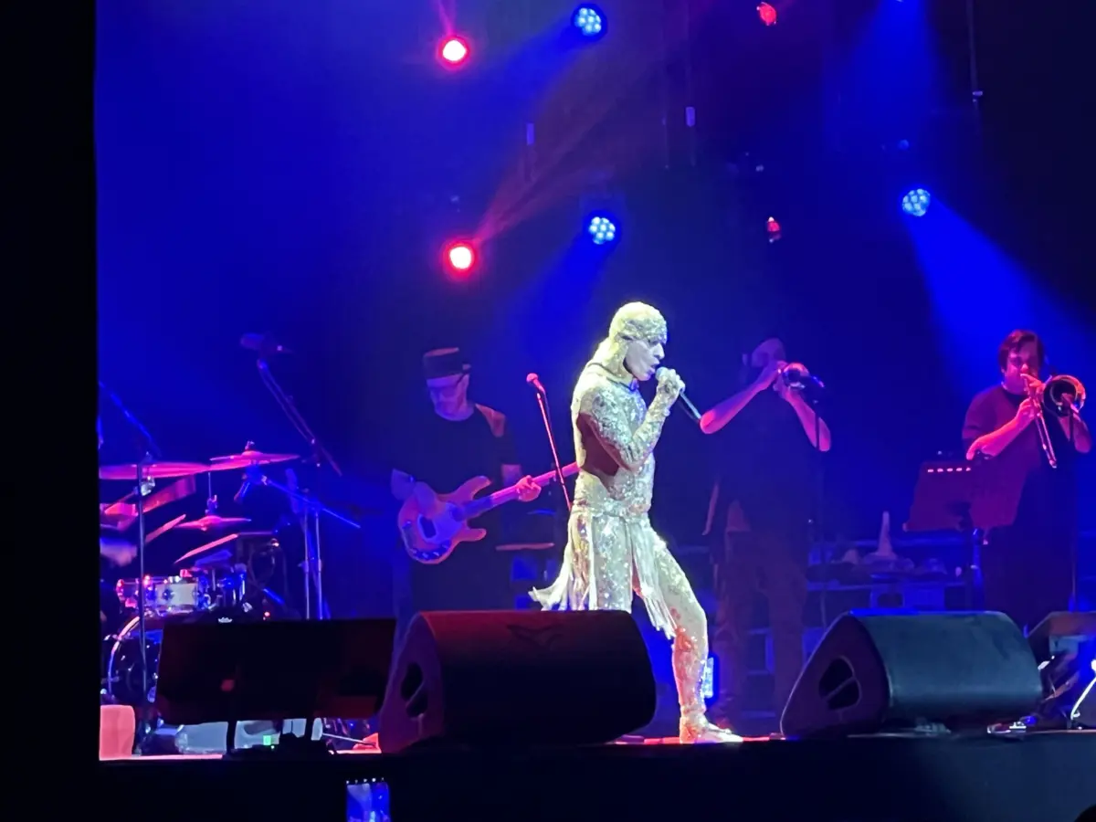 Energizante, brilhante e cativante, Ney Matogrosso percorreu o álbum