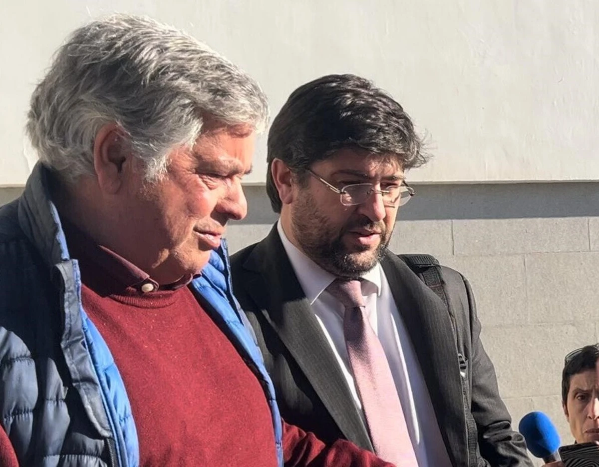 João Moura à saída do Tribunal de Portalegre, acompanhado do advogado