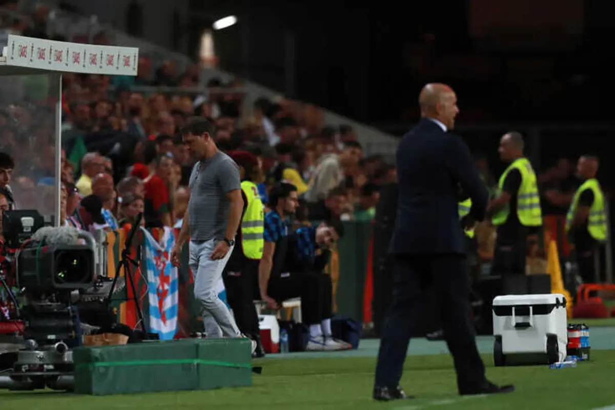 Luc Holtz (à esquerda), selecionador do Luxemburgo