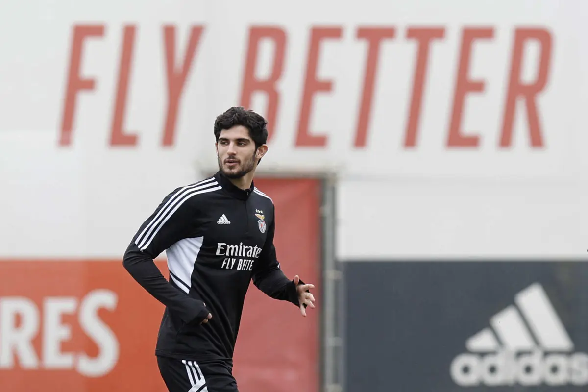 Gonçalo Guedes tem contrato com o Wolverhampton até 2027. O internacional português recuperou recentemente de lesão e soma 49 minutos na presente época