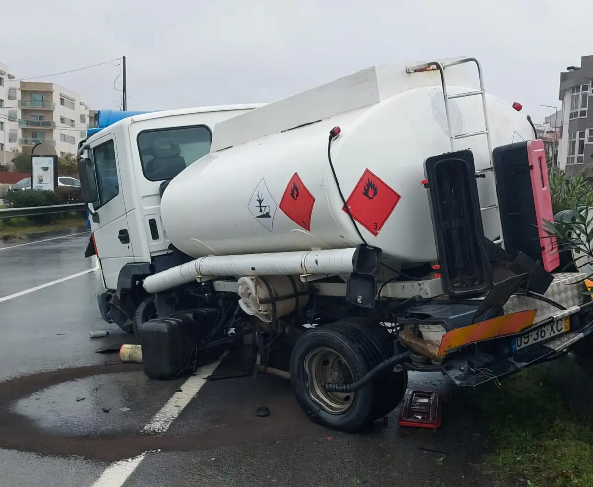Imagem de contexto do artigo Colisão entre cisterna e carro corta EN223 em Santa Maria da Feira