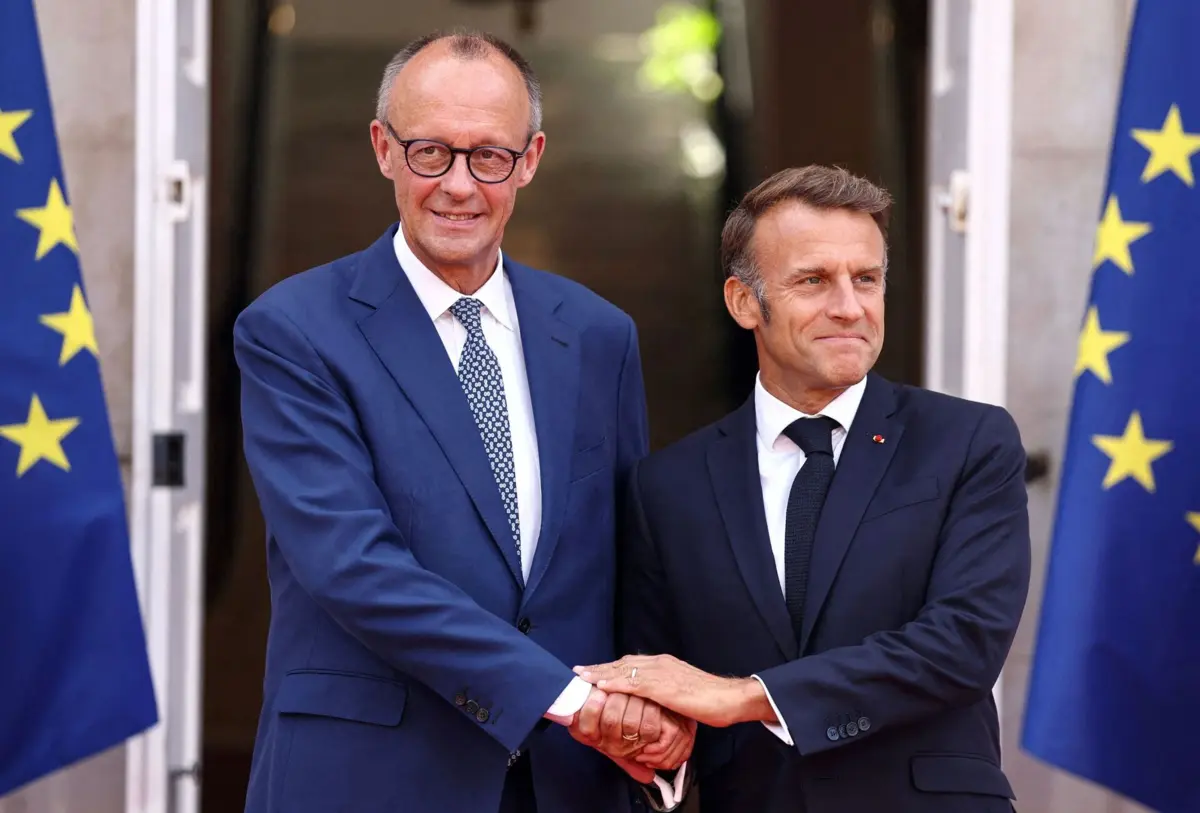 O chanceler alemão, Friedrich Merz (à esquerda), e o presidente francês, Emmanuel Macron