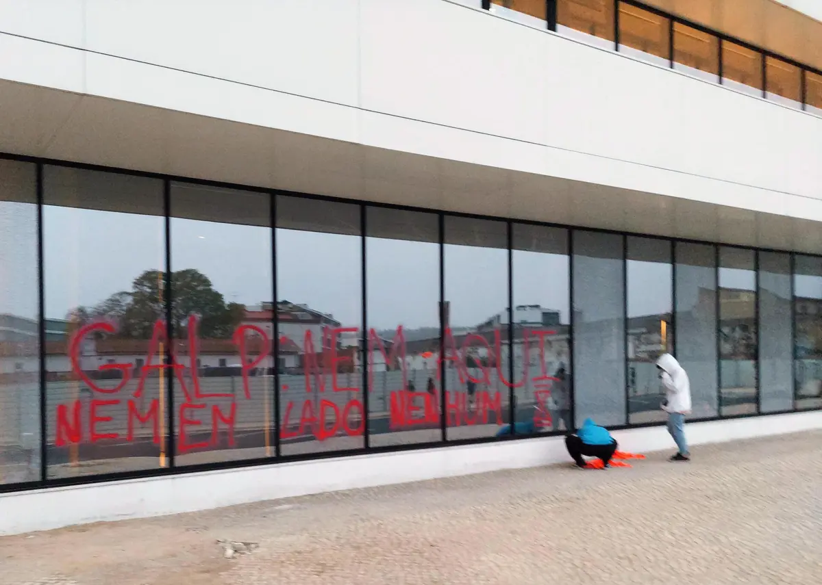 Fachada do edifício foi vandalizada por cerca de 10 pessoas