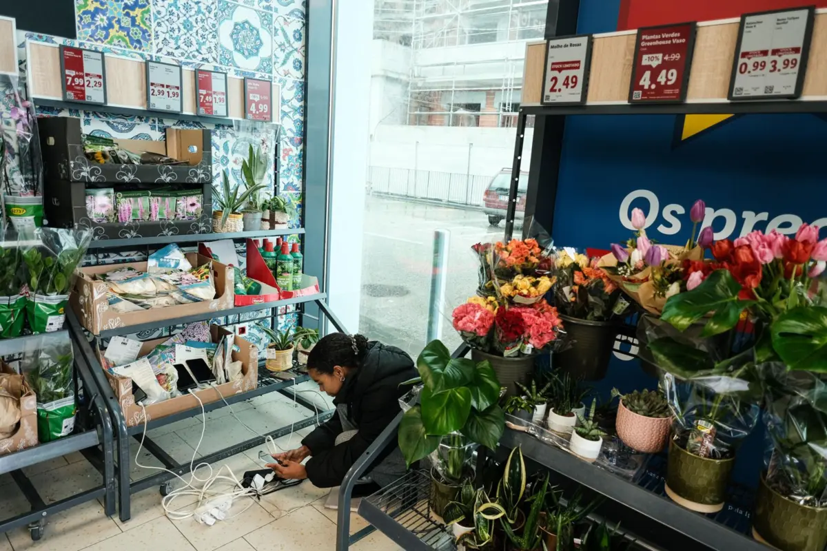 Muitas pessoas pediram ajuda a supermercados para conseguir carregar os telemóveis