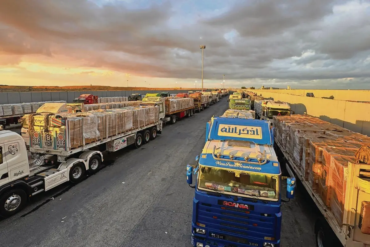 Centenas de camiões de ajuda humanitária aguardam, do lado egípcio, autorização para atravessar a fronteira de Rafah para Gaza