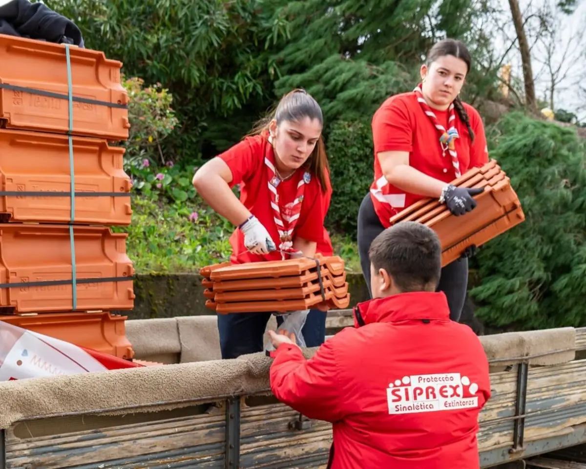 Imagem de contexto do artigo Aguiar-Branco elogia ação de auxílio dos escuteiros "longe dos holofotes"