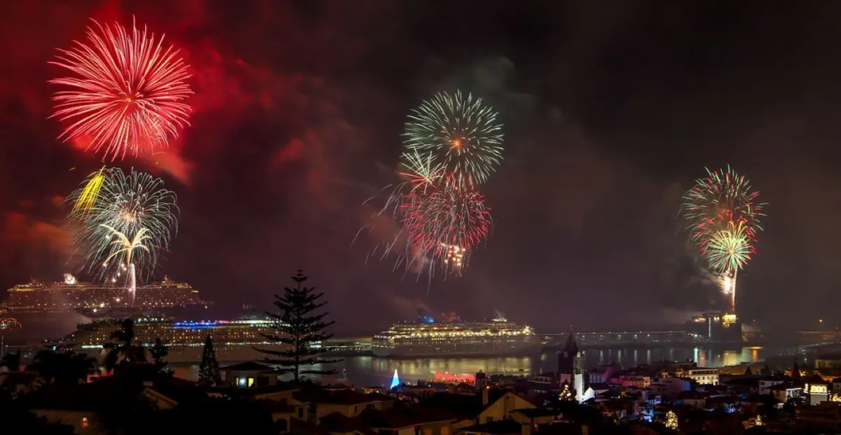 Fogo de artifício atrai milhares de visitantes à Madeira a cada passagem de ano