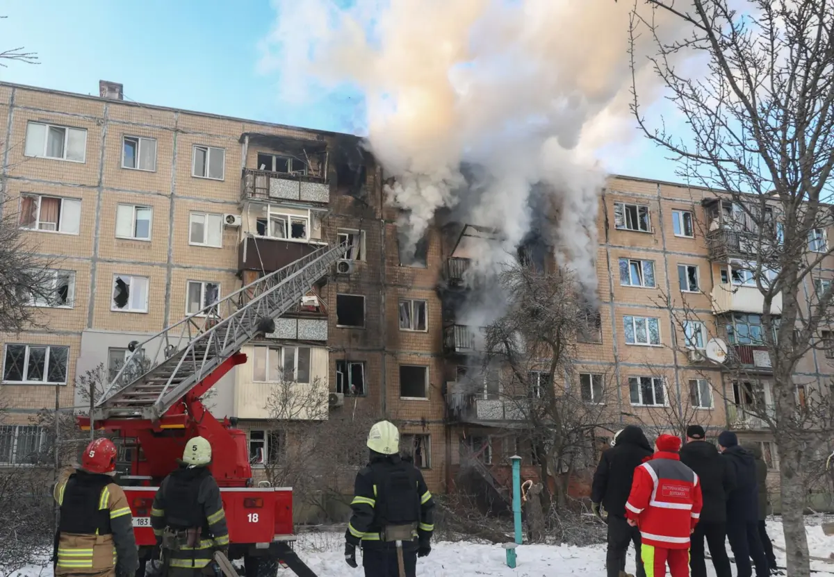 Edifício residencial atingido por drone em Kharkiv
