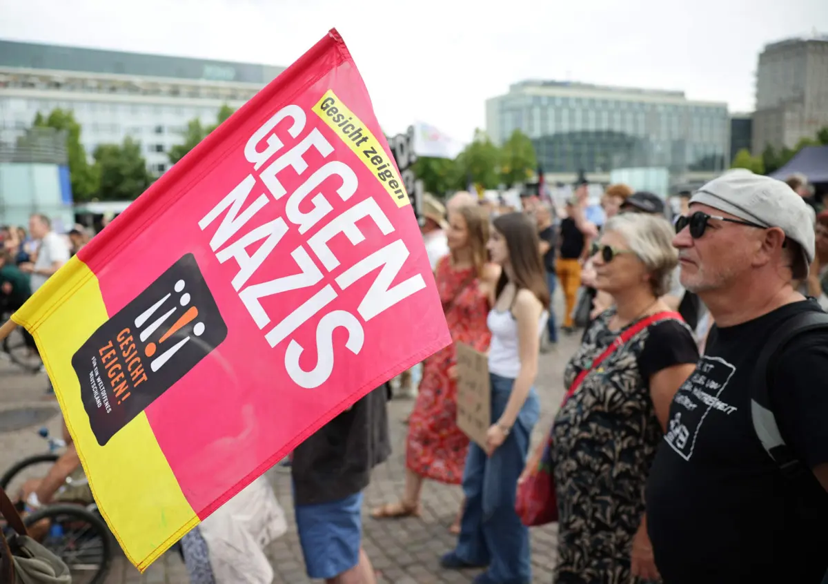 A extrema-direita está em primeiro nas sondagens. Mas também gera contra-manifestações ruidosas nos estados do Leste.