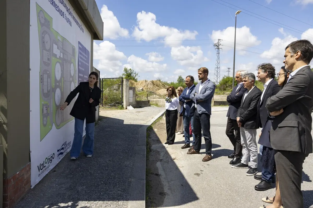 Responsáveis ouvem atentamente o planeamento para o projeto de requalificação da ETAR de Ermesinde