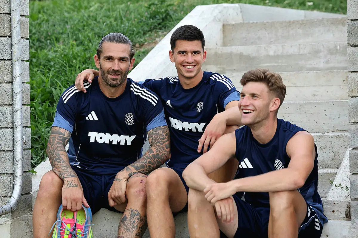 Prpic, ao centro, com os dois colegas de equipa presentes no bar, Livaja e Braskovic