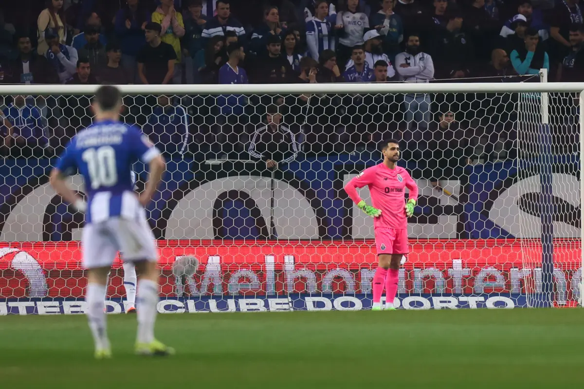 Imagem de contexto do artigo Jorge Costa não garante que Diogo Costa e Francisco Conceição fiquem no F. C. Porto