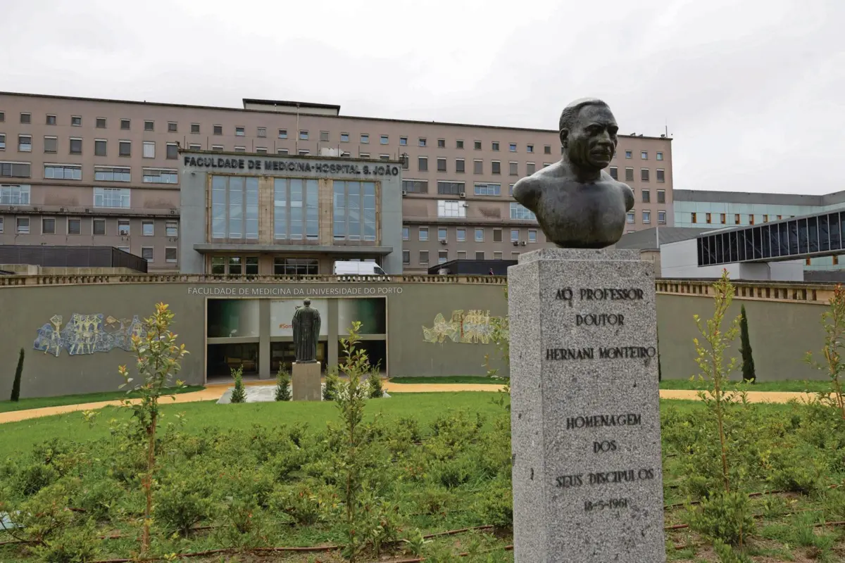 Admissão extraordinária de 30 alunos na Faculdade de Medicina do Porto foi participada ao MP