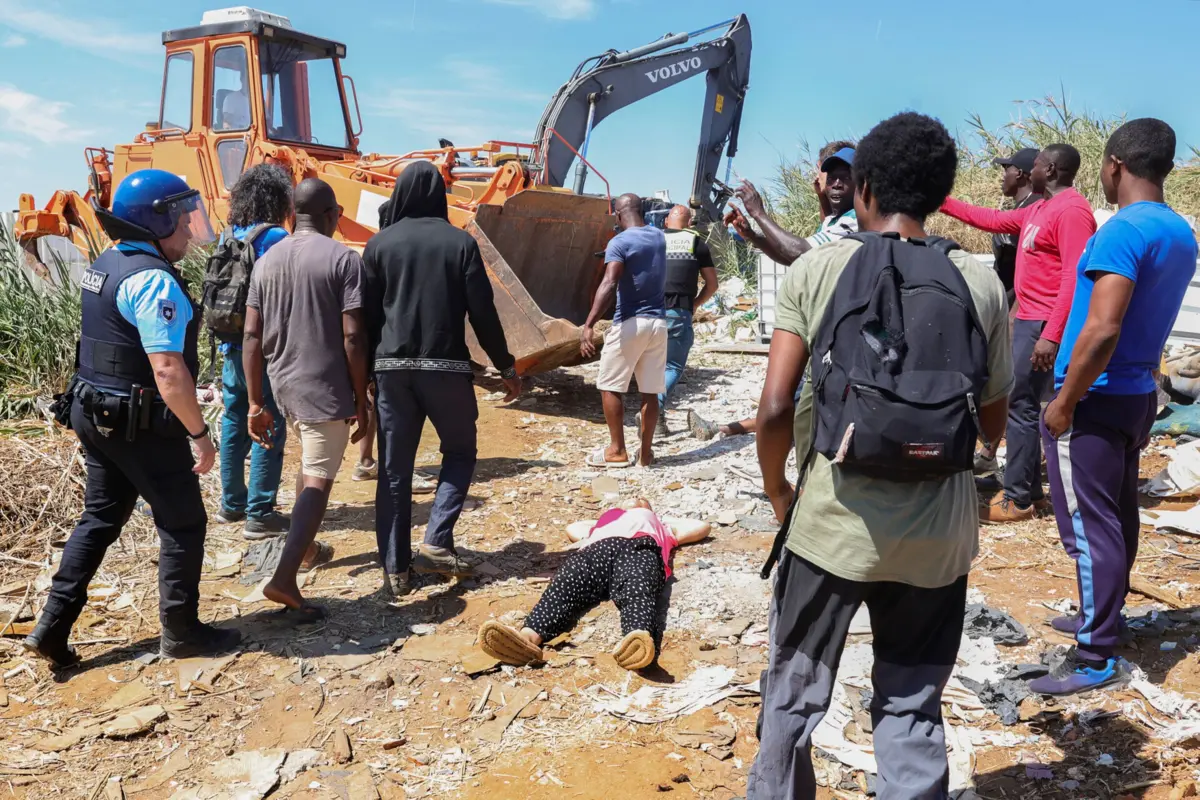 Imagem de contexto do artigo Moradores tentaram travar retroescavadoras enquanto as casas eram destruídas