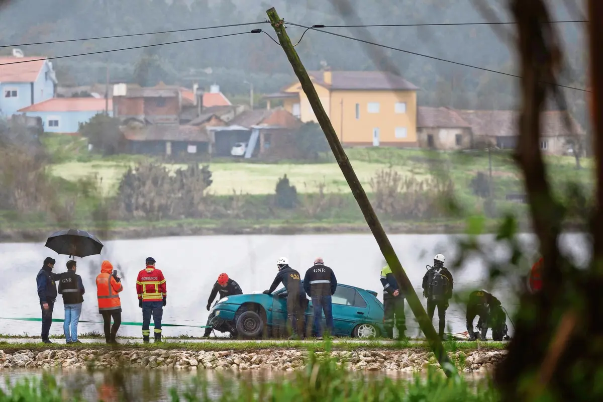Os bombeiros retiraram o carro das vítimas de um arrozal, em Porto Godinho