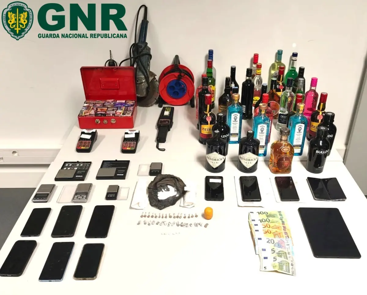 Foram emitidos quatro mandados de detenção fora de flagrante delito e realizadas seis buscas