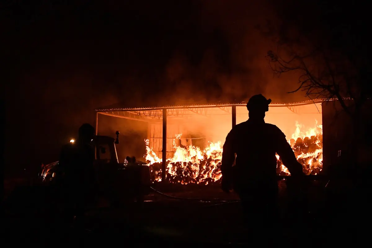Incêndio na região de Corinto obrigou à retirada de cerca de duas mil pessoas de uma dezena de cidades