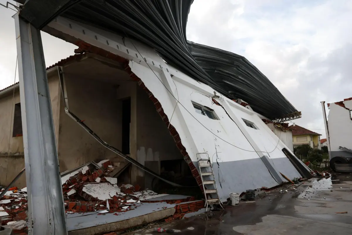 A passagem da depressão Kristin pelo território português deixou um rasto de destruição