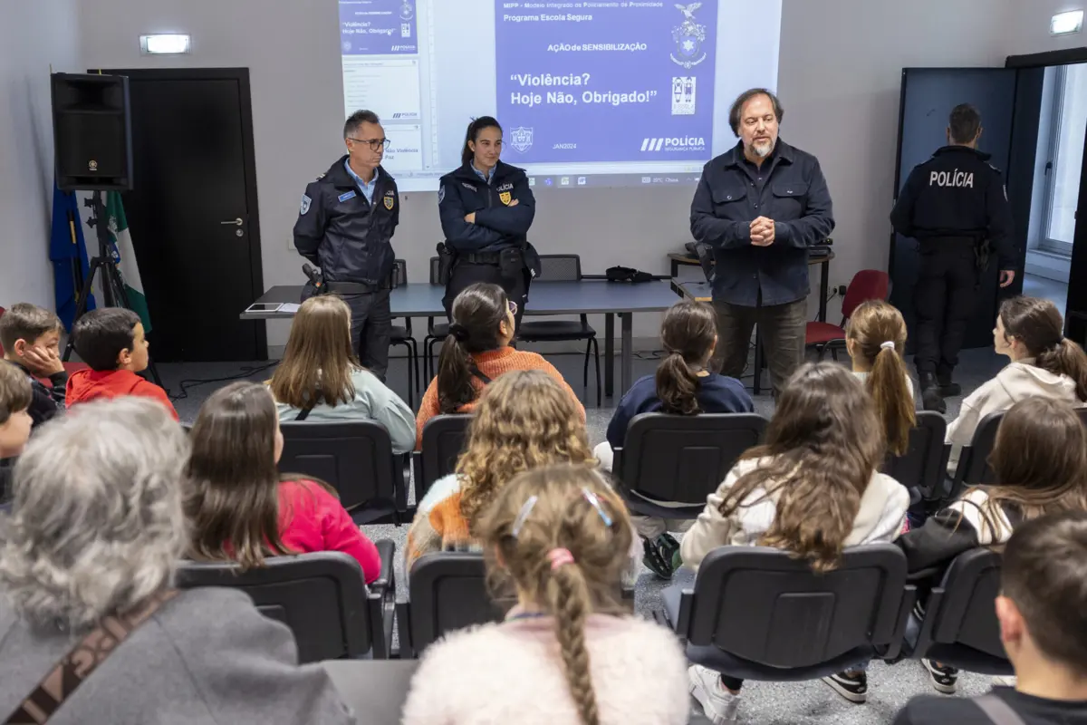 PSP tem em curso nas escolas a campanha de sensibilização "No Namoro Não Há Guerra"