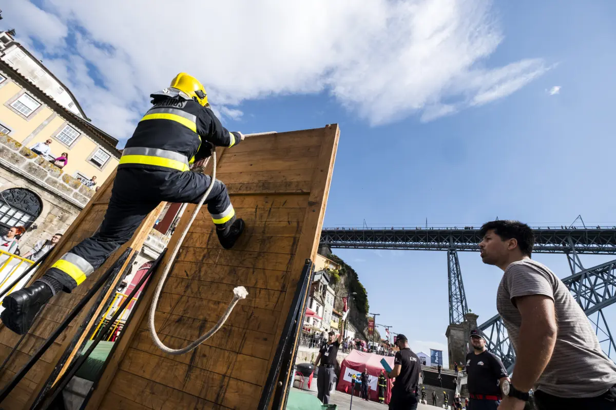 A ideia é, por um lado, mostrar o dia-a-dia dos bombeiros e, por outro, contribuir para o treino, partilha de experiências e conhecimentos entre todas as corporações