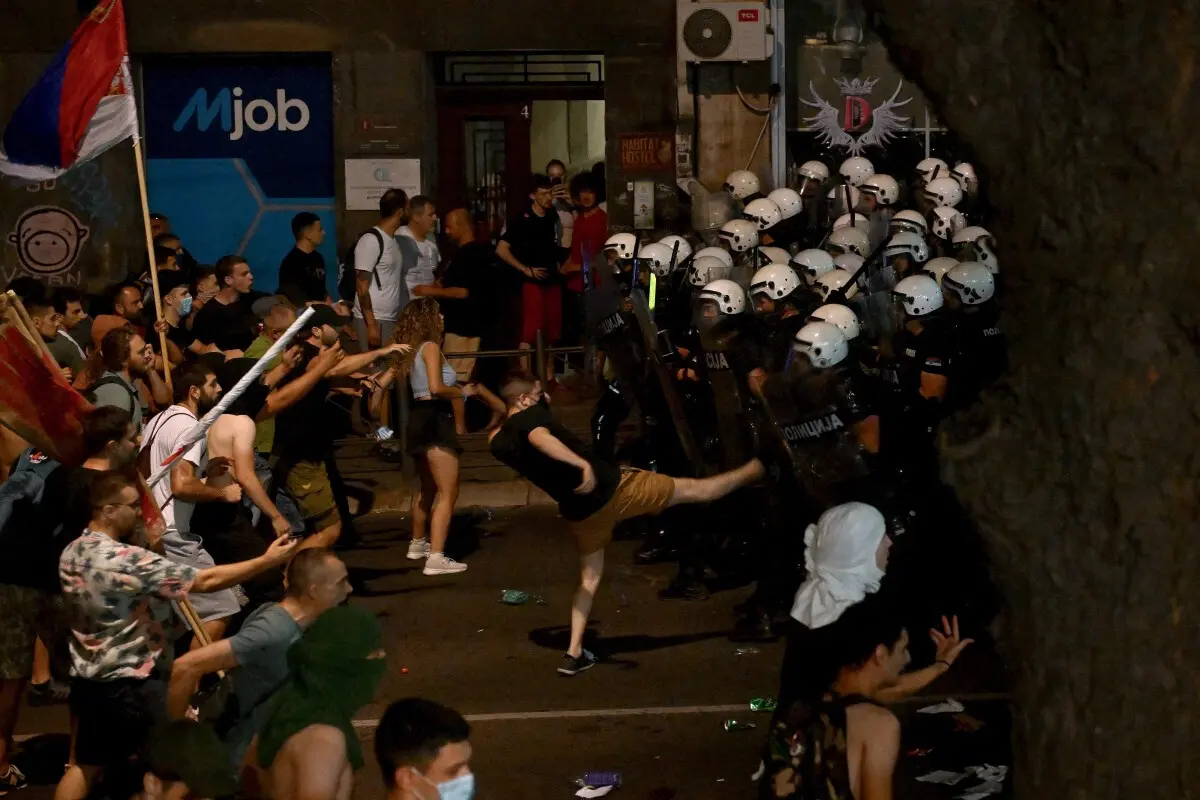 A polícia de choque posicionou-se em redor de edifícios governamentais