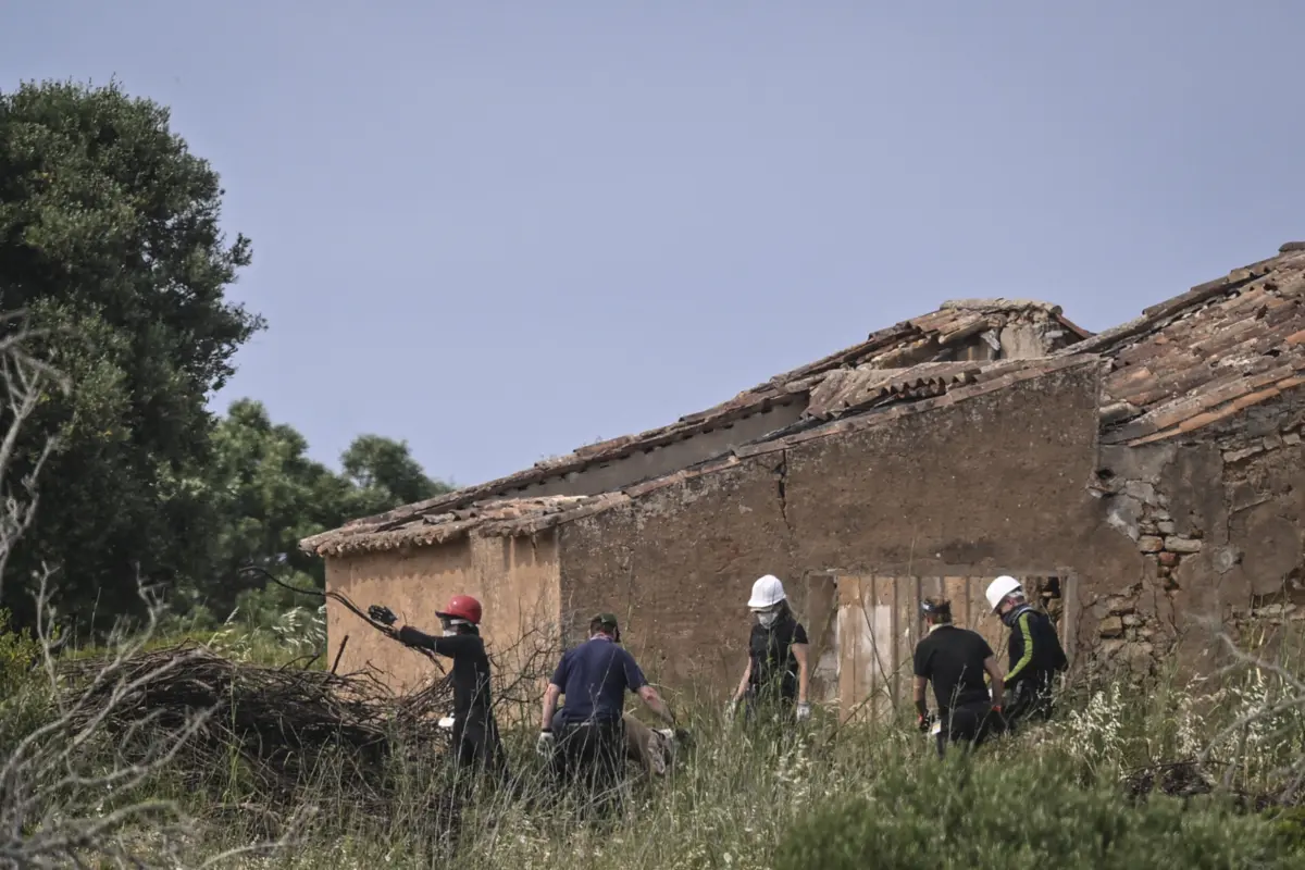 Casa em ruínas foi um dos alvos das buscas