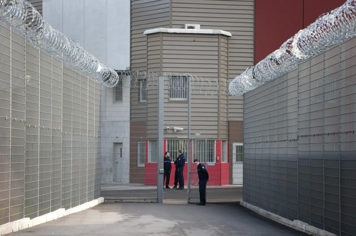 O recluso cumpria pena por homicídio como parte de um gangue criminoso e violação de uma lei sobre armas