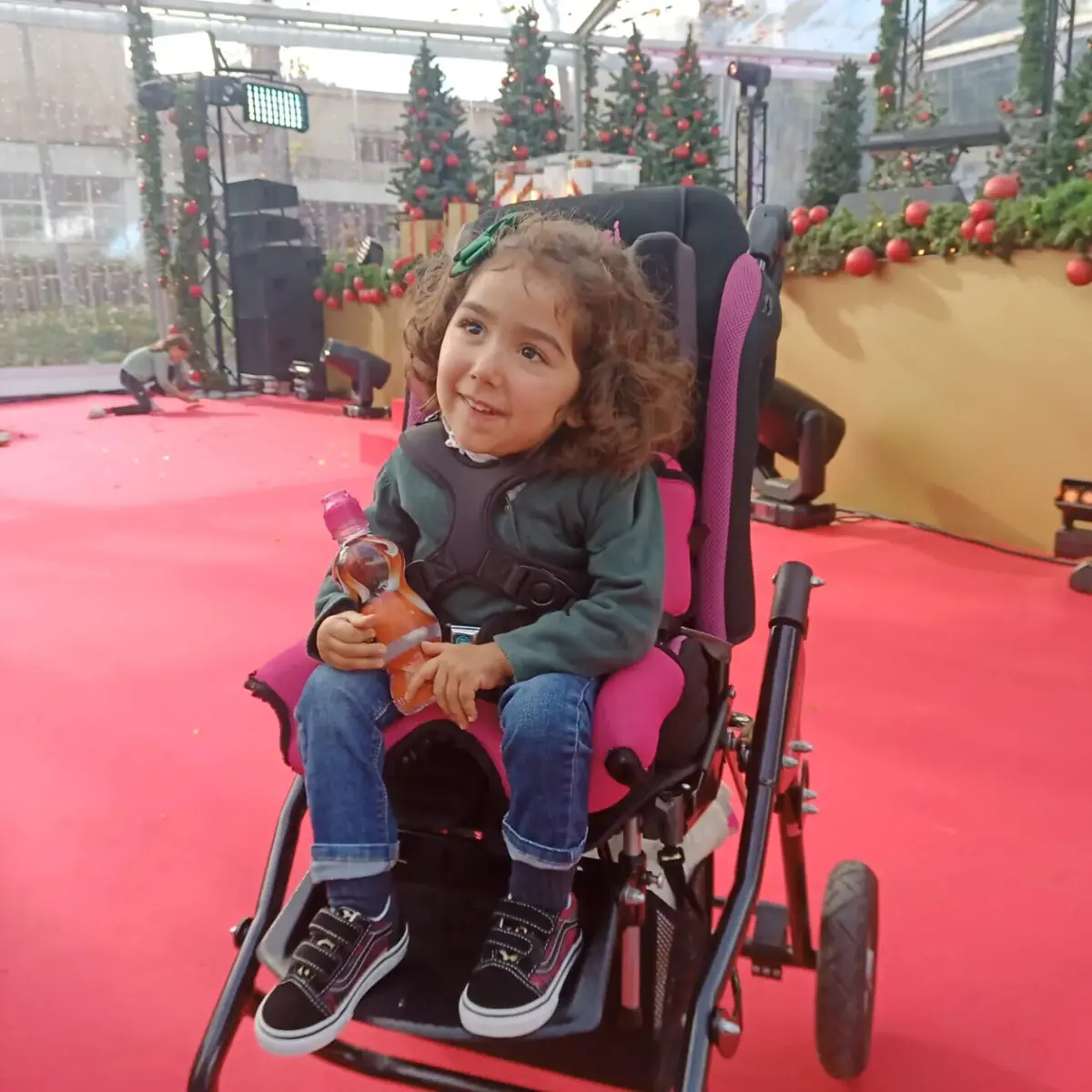 Teresa, de 3 anos, na cadeira improvisada pelo pai à base de peças de bicicletas