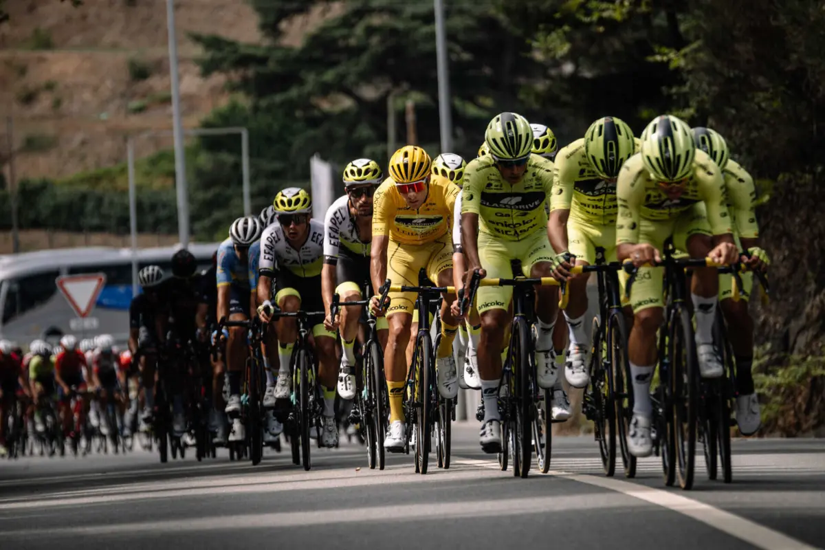 Pelotão nacional tem oportunidade de se redimir, depois de ter deixado escapar a vitória na Volta a Portugal para um corredor suíço