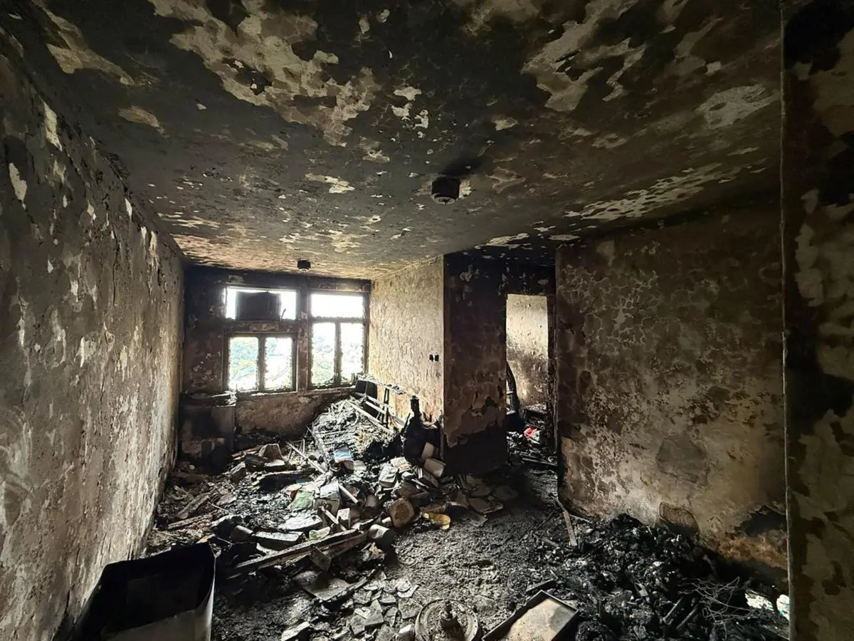 Interior de apartamento destruído pelas chamas