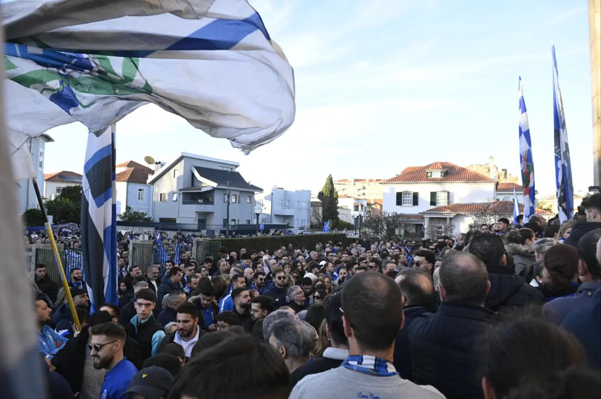 Imagem de contexto do artigo Imagens a azul e branco: portistas despedem-se de Pinto da Costa no velório