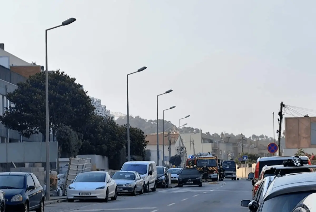 Imagem de contexto do artigo Carro destruído e quatro pessoas assistidas no incêndio que destruiu garagem em Lavra