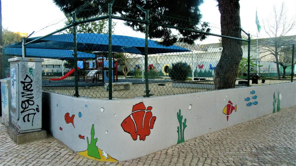 Criança foi encontrada bem de saúde, a poucos metros do jardim de infância