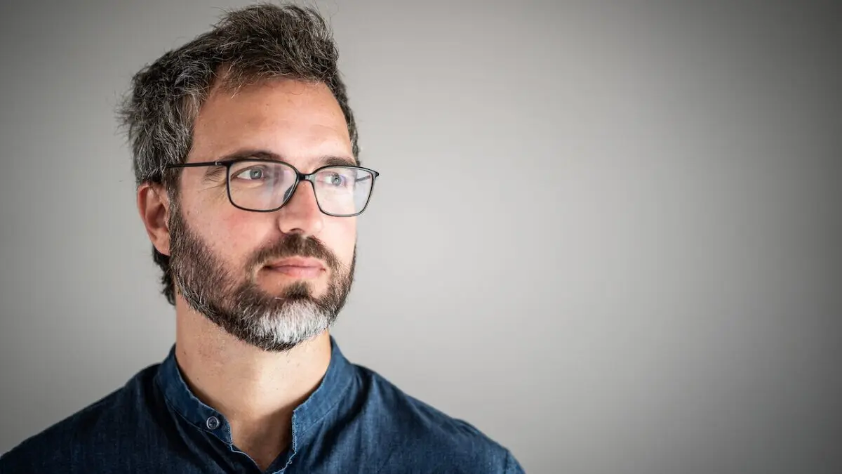 Imagem de contexto do artigo Pedro Chagas Freitas: "Escrever este livro foi sangrar de novo por dentro, mas com um sorriso por fora"