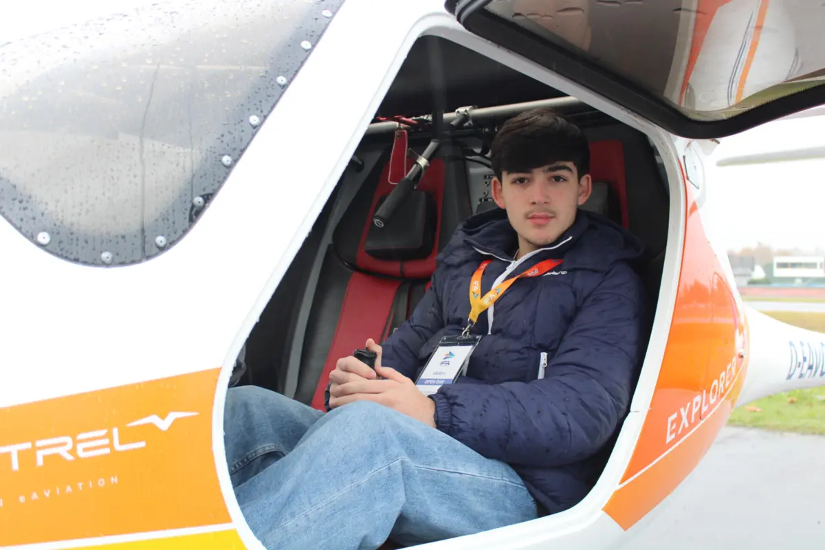 "Tenho o sonho de ser piloto comercial. Gostava de poder conhecer o mundo e fazer viagens longas, como ao Japão", diz Evan Sobrado