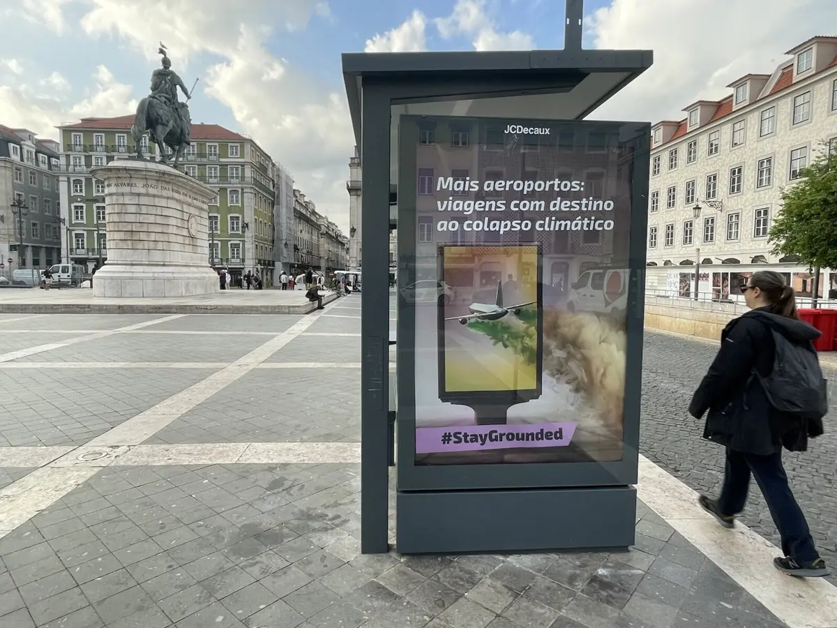 Substituição de cartazes na Baixa de Lisboa em protesto contra os combustíveis fósseis