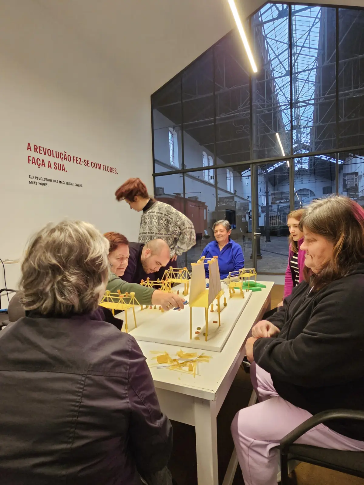 Sessão de construção de pontes de massa e uma das iniciativas "Conversas Debaixo da Ponte"