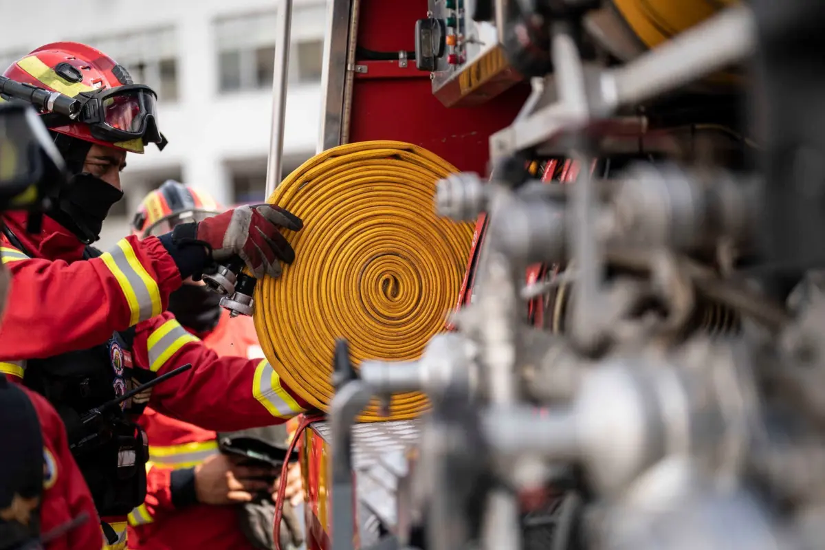Bombeiros têm de combater incêndios sem conhecerem os edifícios