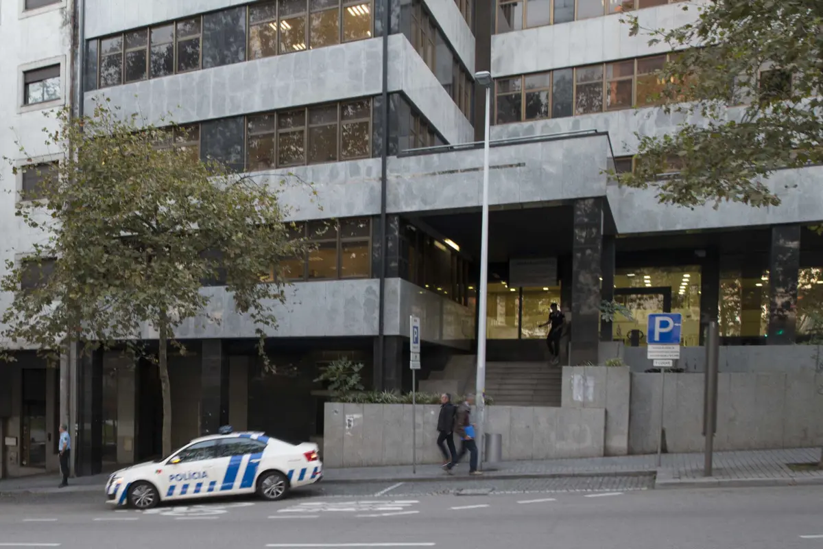 Detidos pela PSP conhecem hoje medidas de coação no TIC do Porto