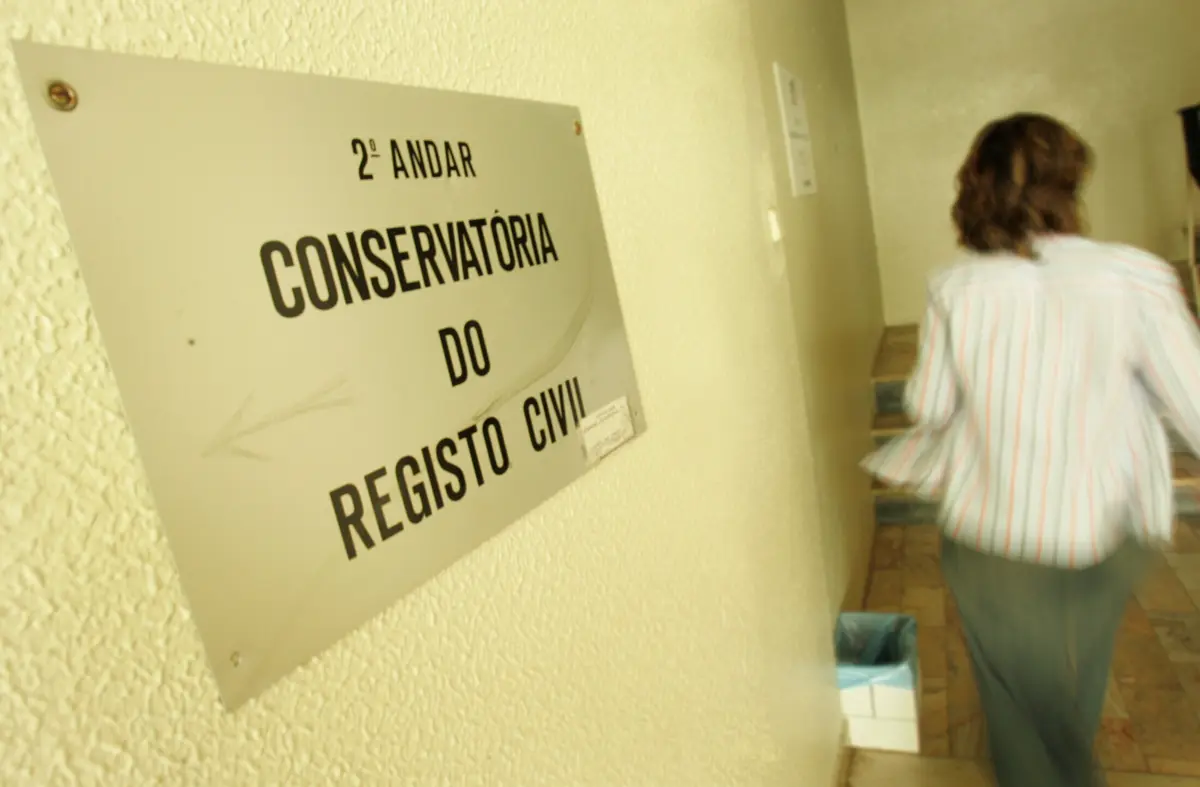 Imagem de contexto do artigo Justiça anuncia contratação de 298 conservadores e oficiais de registo e abertura de mais 450 vagas