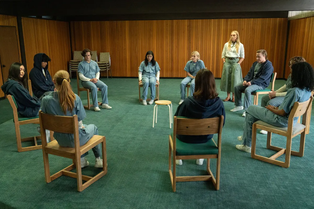 Toni Collette interpreta a sinistra líder de Tall Pines Academy