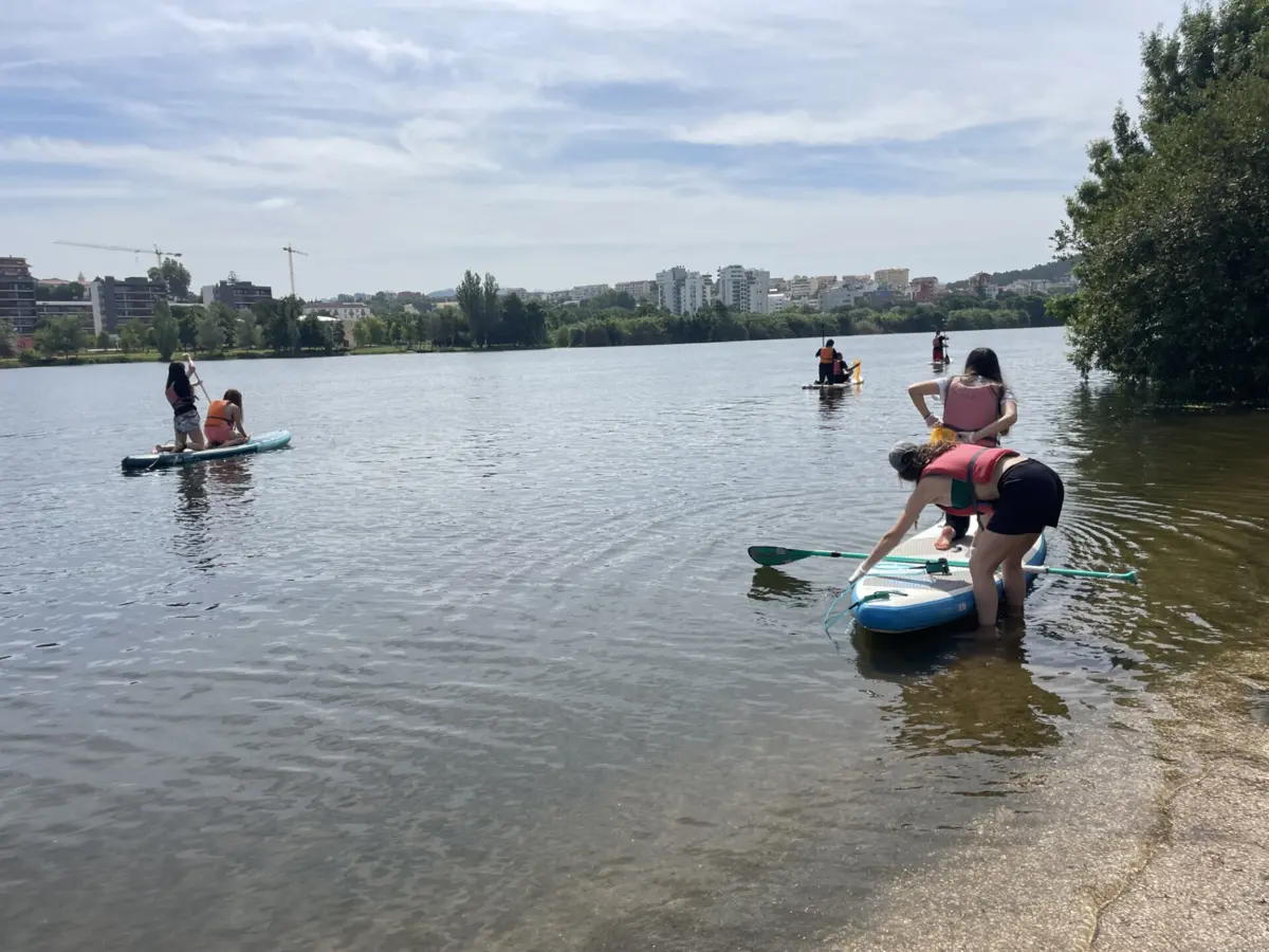 Jovens estudantes ficaram surpreendidos com a grande quantidade de lixo que encontraram no rio