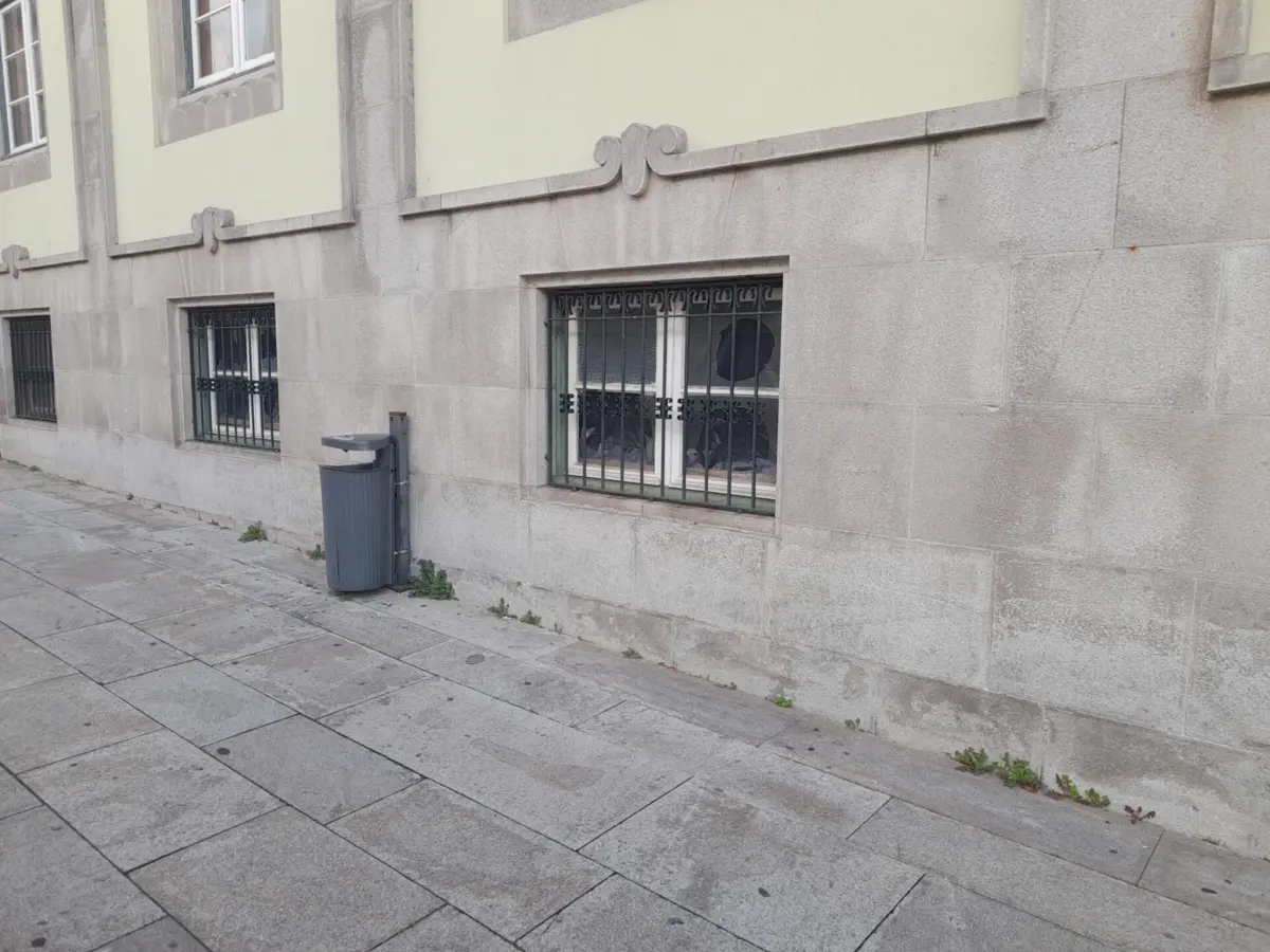 O homem terá partido seis janelas