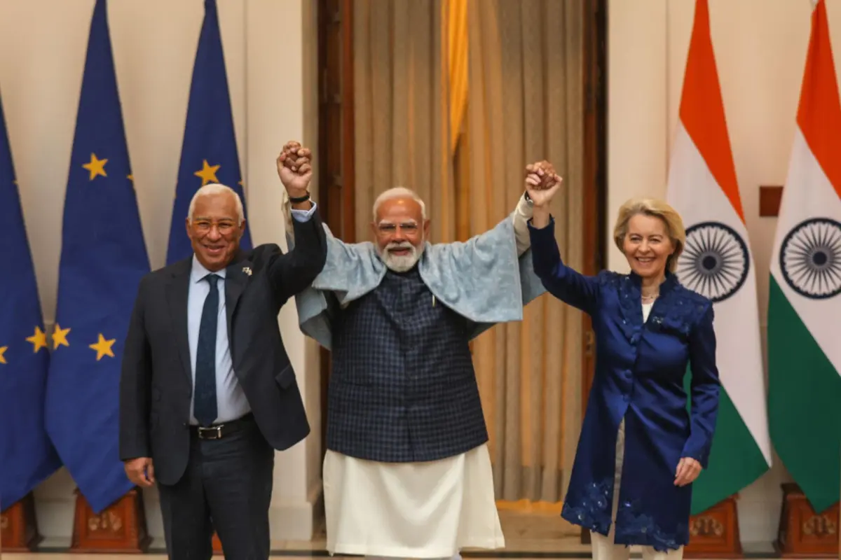 A presidente da Comissão Europeia, Ursula von der Leyen (direita), o presidente do Conselho Europeu, António Costa (esquerda) e o primeiro-ministro indiano, Narendra Modi (centro)
