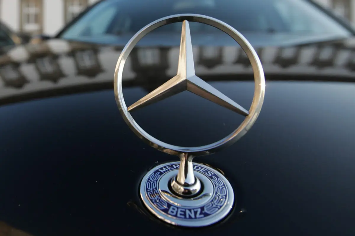 Suspeitos são acusados de se ter conluiado para vender um Mercedes C-250 D